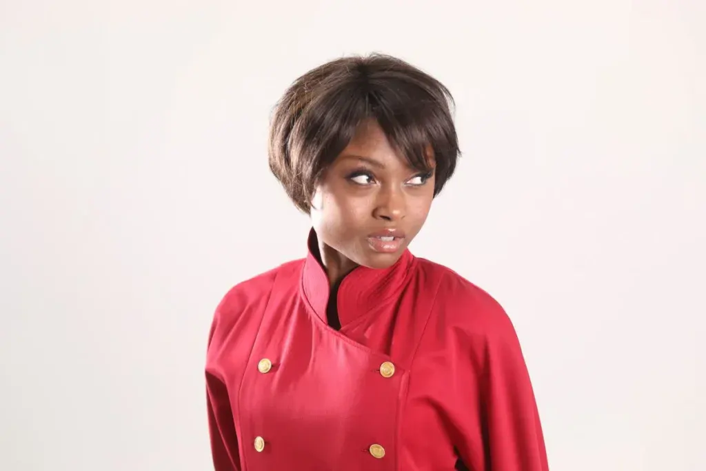 Model Leticia in rotem Chanel Kleid mit dunkel brauner Echthaar Perücke von Dioloi